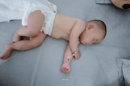 益阳三个月宝宝抬头不稳